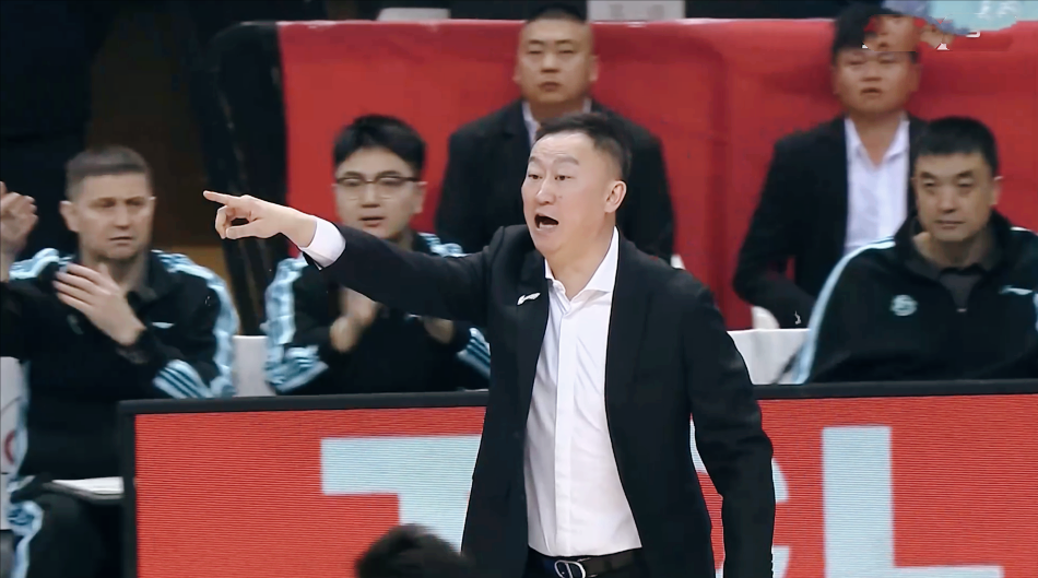 足球分析-30分惨败！2大新援难挽3连败，CBA关键1战：青岛摧枯拉朽升第5！